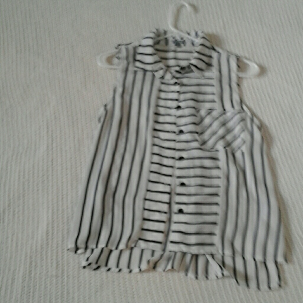 Sleeveless buttoned top